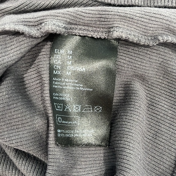 H&M Divided mock neck, size M - Picture 5 of 5